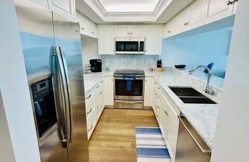 Park Shore Condo | Gulf Beach Views Freshly Painted Naples Cay 10th Floor Unit!