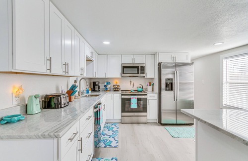 Gulf Breeze Cottage | Gulf Breeze Home w/Deck: Walk to Public Boat Ramp