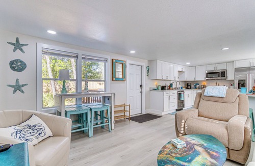 Gulf Breeze Cottage | Gulf Breeze Home w/Deck: Walk to Public Boat Ramp