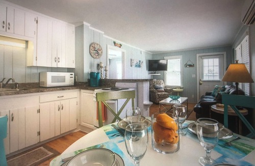 Indian Rocks Beach Apartment | Gulf Breeze Inn - Total relaxation! Modern apartment just steps to the beach!