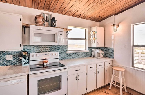 Galveston Cottage | Gulf Coast Views: Stilted Retreat in Galveston!