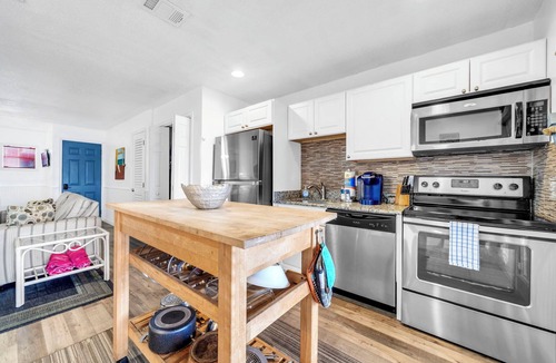 Delos House | Gulf Front Honeymoon Studio - On The Sand - Parking & Washer/Dryer