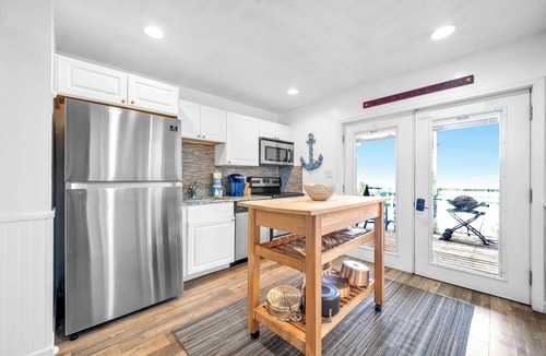 Delos House | Gulf Front Honeymoon Studio - On The Sand - Parking & Washer/Dryer