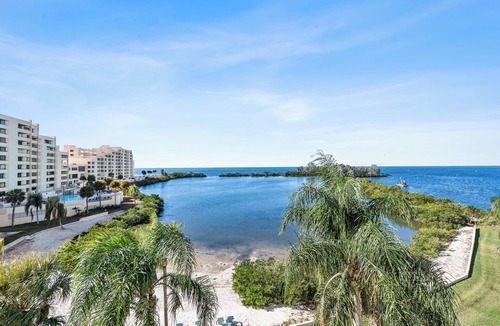 Hudson Condo | Gulf view 2-bed 2-bath condo in Hudson, 40 minutes outside Tampa, beach access