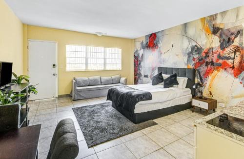 Hallandale Beach Apartment | Hallandale Poolside Studio Bliss with Parking