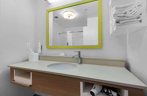 Ferry Pass Hotel | Hampton Inn & Suites Pensacola I-10 N at Univ. Town Plaza