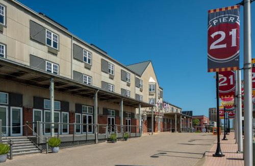 Galveston Hotel | Harbor House Hotel and Marina at Pier 21