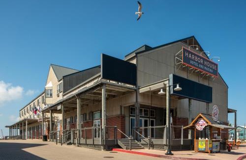 Galveston Hotel | Harbor House Hotel and Marina at Pier 21