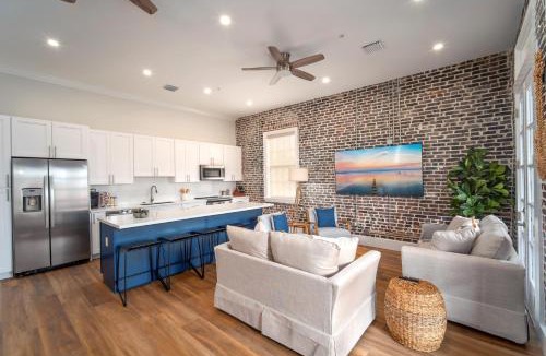 Historic Seaport House | Harbor House Suite A