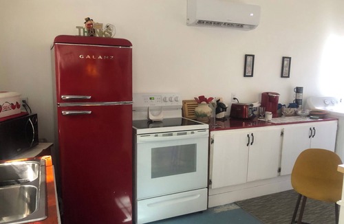 Hartford Cottage | Hartford Art House BnB A very eclectic BnB 900 sqft interior/patio, sleeps 6