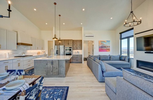Buena Vista House | Haven Haus Retreat w/Pickleball, Basketball, putting green and hot tub