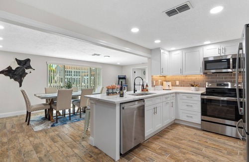 Hudson Beach Estates House | Haven Waterfront Walk to Beach, Pool, Kayak, Games