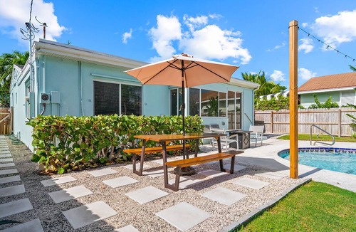 Parrot Cove House | HEATED pool Boho-Bungalow Lake Worth Beach.
