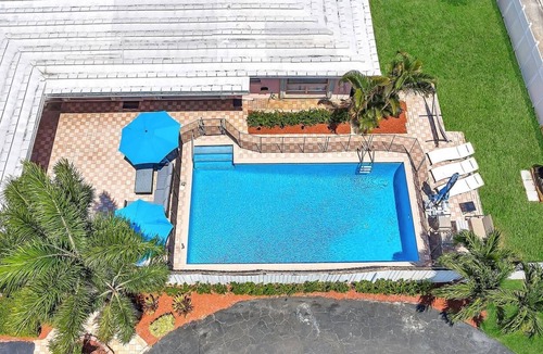 Coral Ridge Isles Apartment | Heated Pool Close to the Beach Fort Lauderdale