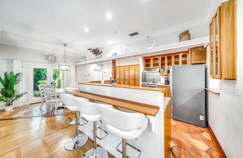 Lake Ida Shores House | Heated Pool! Close To Beach+Avenue! Quaint Style!