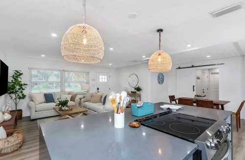 South Pinellas Community Council Villa | Heated Pool! Huge Walk In Shower! 5 min to beach!