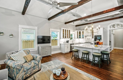 Galveston House | Heated Pool, King Beds, EV Charger, Garage & 3BR Sleep 7 · Walk to Beach