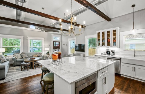 Galveston House | Heated Pool, King Beds, EV Charger, Garage & 3BR Sleep 7 · Walk to Beach
