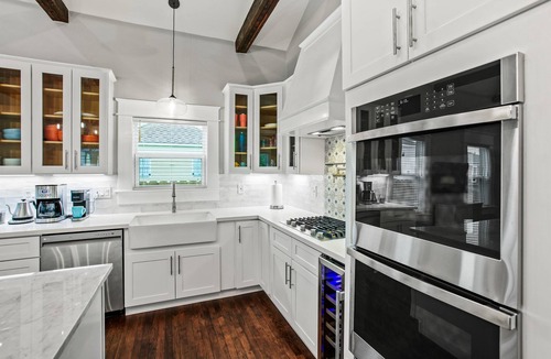 Galveston House | Heated Pool, King Beds, EV Charger, Garage & 3BR Sleep 7 · Walk to Beach