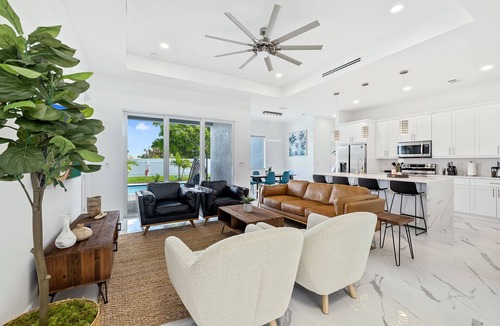 Diplomat House | Heated Pool!🌴Modern Home☀️4 Bedrooms!