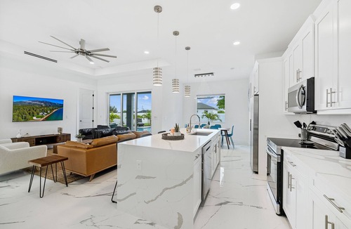 Diplomat House | Heated Pool!🌴Modern Home☀️4 Bedrooms!