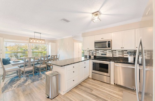 Whitfield House | Heated Pool + Sleeps 14 + Waterfront + Perfect for Groups + Close to Airport