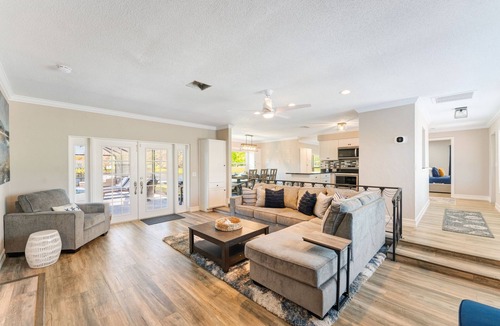 Whitfield House | Heated Pool + Sleeps 14 + Waterfront + Perfect for Groups + Close to Airport