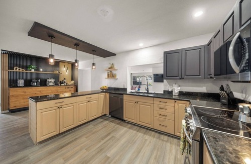 Bradenton Villa | Heated Pool Sleeps 32 Pickle/Bball Theater