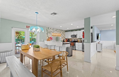 Hollywood Lakes House | Heated Pool/Tiki Bar/5 min to Beach