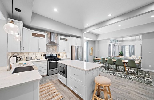 Galveston House | Heated Poolside Oasis, near Pleasure Pier - Golf cart included!