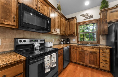 Hollister Cabin | Hickory Hideaway - Communal Pool Access