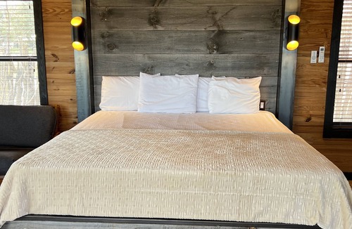 Canyon Lake Hotel | Hideout on the Horseshoe