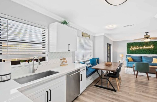 Dania Beach House | High ceilings *5 min to FLL* pool & game room!