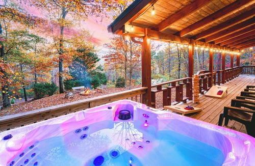Whiteside Cabin | Hillside Haven | Luxe Hot Tub | Cornhole | Jenga