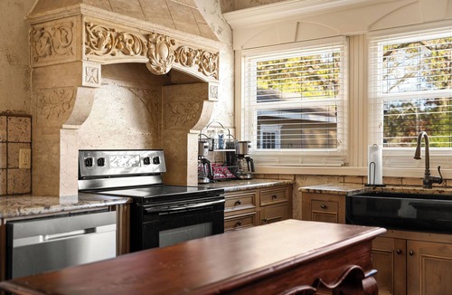 Downtown Branson House | Historic 6BR Near Branson Landing + Hot Tub