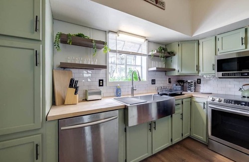 Brunswick House | Historic Colonial Retreat in Downtown Brunswick