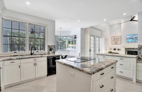 Hollywood Lakes Villa | Historic Hollywood Mansion 5 Minutes to the Beach 6BR 5-Bath