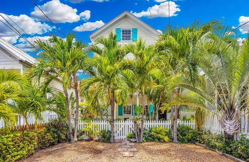 Old Town House | Historic Key West Gem: Private Tiki Bar, 4 En Suites, Walk to Duval & Beach