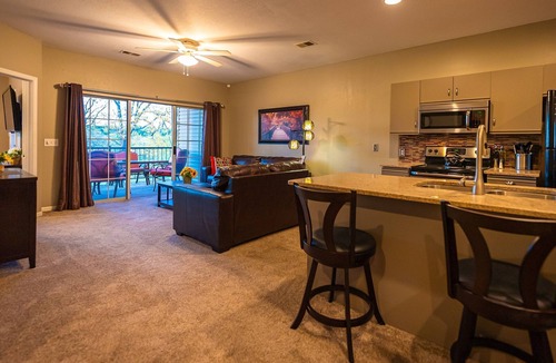 Branson Condo | Holiday Hills 2BR — Pools, Golf, Walk-In Shower