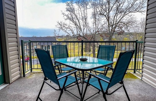 Branson Condo | Holiday Hills 2BR — Pools, Golf, Walk-In Shower