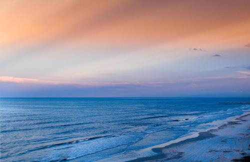 Daytona Beach Shores Resort | Holiday Inn Express & Suites Oceanfront Daytona Beach Shores by IHG