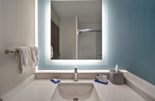 Galveston Hotel | Holiday Inn Express & Suites Galveston Beach by IHG