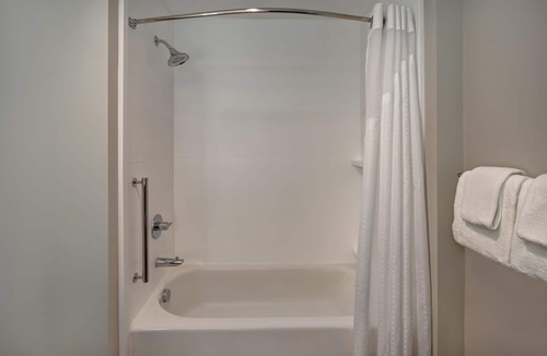 Galveston Hotel | Holiday Inn Express & Suites Galveston Beach by IHG