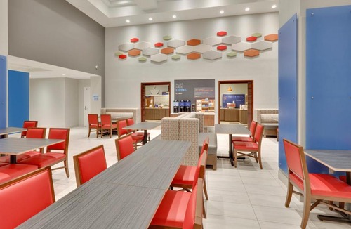 Las Colinas Hotel | Holiday Inn Express & Suites Irving Conv Ctr - Las Colinas by IHG