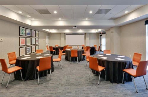 Las Colinas Hotel | Holiday Inn Express & Suites Irving Conv Ctr - Las Colinas by IHG