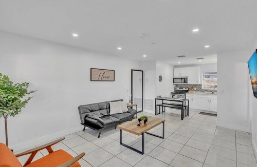 Royal Poinciana House | Hollywood Vacation in Perfect Beach Location HA01