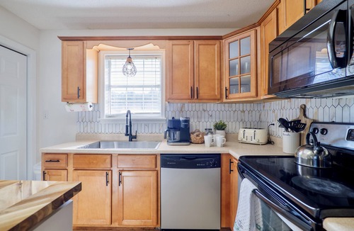 Valdosta House | Holy Cow! Sleeps 9-Central Location-4 Bedrooms-2-Smart TVs-Grill & Pet Friendly
