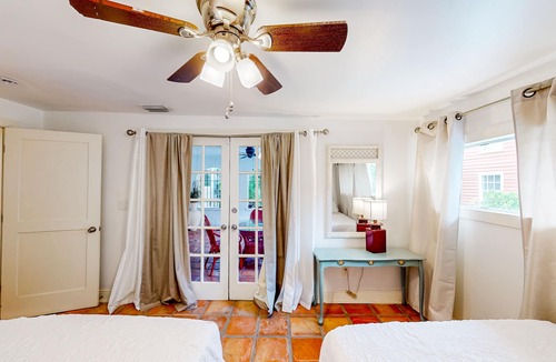 Old Northwood House | Home & 2 apts with private pool, patio, & 2 kitchens - near beach