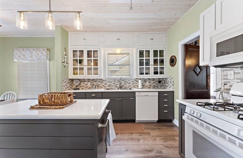 Galveston House | Home on the Isle - Central Location to Beach & Strand