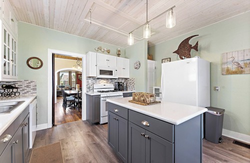 Galveston House | Home on the Isle - Central Location to Beach & Strand